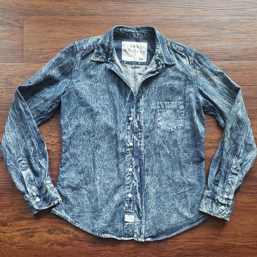 Frank & Eileen Blue Chambray Barry Shirt Size Small Edgy Feminine Cowgirl Rugged